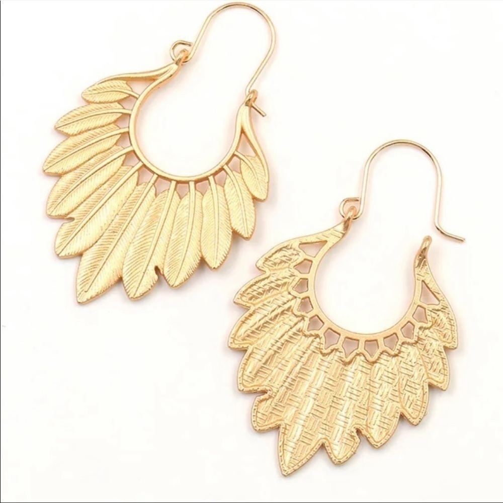 BRIGHT YELLOW GOLD TONE FEATHER EMBOSSED BOHEMIAN HUGGIE STYLE HOOPS